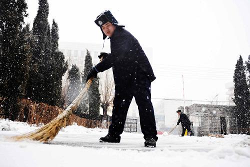 3月16日,哈爾濱一家單位的工作人員在掃雪。當(dāng)日晨,一場春雪突襲冰城哈爾濱市,給市民出行和城市交通帶來影響。據(jù)中央氣象臺消息,3月16日起,我國部分地區(qū)迎來明顯的降溫和雨雪天氣。新華社記者 王建威 攝