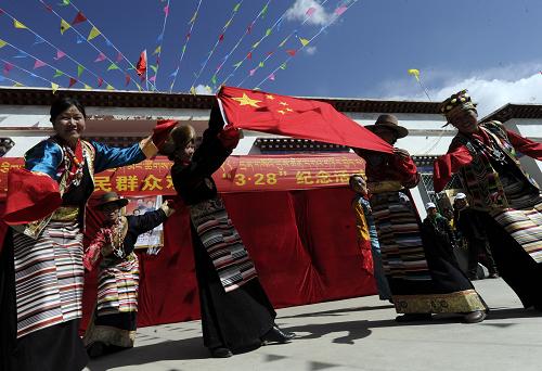 3月25日,西藏山南地區(qū)桑日縣扎巴村舉行“西藏百萬農(nóng)奴解放紀(jì)念日”活動。新華社記者 覺果 攝