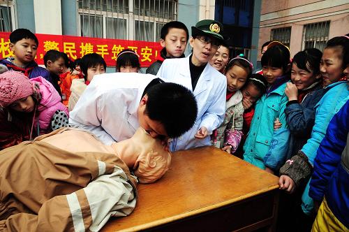3月26日,邊防干警在向?qū)W生們講解急救知識。新華社發(fā) (李耕晨攝)