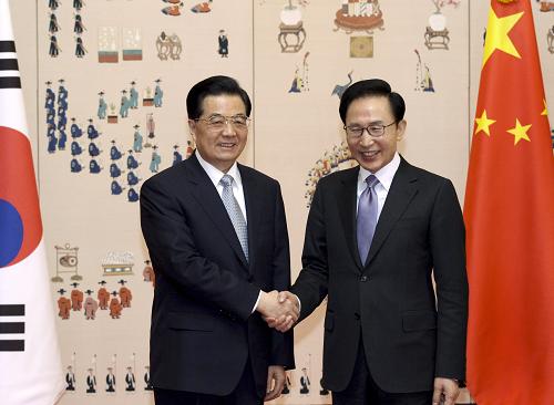 3月26日,國(guó)家主席胡錦濤在首爾會(huì)見(jiàn)韓國(guó)總統(tǒng)李明博。 新華社記者龐興雷攝