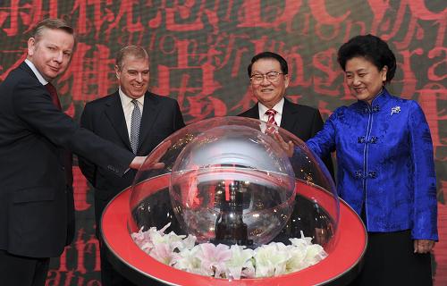 4月15日晚,中共中央政治局常委李長(zhǎng)春在倫敦出席倫敦國(guó)際書展“市場(chǎng)焦點(diǎn)”中國(guó)主賓國(guó)開幕式并致辭。正在英國(guó)訪問(wèn)的中共中央政治局委員、國(guó)務(wù)委員劉延?xùn)|一同出席。這是李長(zhǎng)春、劉延?xùn)|和英方代表共同按下彩光球,標(biāo)志著倫敦書展“市場(chǎng)焦點(diǎn)”中國(guó)主賓國(guó)活動(dòng)正式開幕。 新華社記者 馬占成 攝