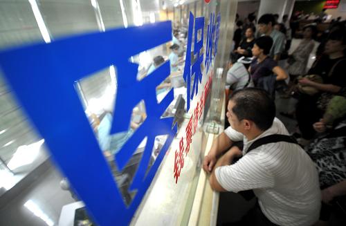 在廣西柳州市人民醫(yī)院內(nèi),市民利用醫(yī)??ɡU費(fèi)看?。?月25日攝)。截至2011年底,廣西各級(jí)財(cái)政醫(yī)療衛(wèi)生資金實(shí)際支出累計(jì)515億元,超額完成了自治區(qū)三年醫(yī)改攻堅(jiān)(2009年至2011年)投入任務(wù),確保了各項(xiàng)醫(yī)改工作的順利推進(jìn)。這是記者近日從廣西壯族自治區(qū)財(cái)政廳了解到的情況。根據(jù)自治區(qū)三年醫(yī)改攻堅(jiān)目標(biāo),全區(qū)各級(jí)財(cái)政需投入資金405.9億元。截至2011年底,廣西超出計(jì)劃投入目標(biāo)幅度將近27個(gè)百分點(diǎn)。目前,廣西已形成基本醫(yī)保制度實(shí)現(xiàn)城鄉(xiāng)全覆蓋、基本藥物制度初步建立、基層醫(yī)療衛(wèi)生服務(wù)體系逐步健全、基本公共衛(wèi)生服務(wù)均等化水平明顯提高、公立醫(yī)院改革試點(diǎn)穩(wěn)步推進(jìn)的總體良好態(tài)勢(shì)。新華社記者 黃孝邦 攝