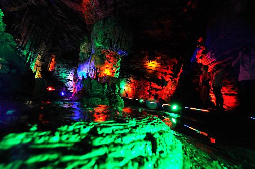 游客在龍缸景區(qū)的溶洞內(nèi)游覽(4月25日攝)。4月26日,位于重慶云陽縣的龍缸國家地質(zhì)公園正式開園迎客。龍缸國家地質(zhì)公園地處渝東褶皺帶、湘鄂川黔隆起褶皺帶之間的過渡地帶,面積近300平方公里,落差達(dá)1400米,公園內(nèi)有龍缸巖溶天坑、石筍峽、龍窟峽、大安洞溶洞、草場和土家族人文景觀,將成為位于長江三峽黃金旅游帶的又一亮點(diǎn)。新華社記者 李健 攝