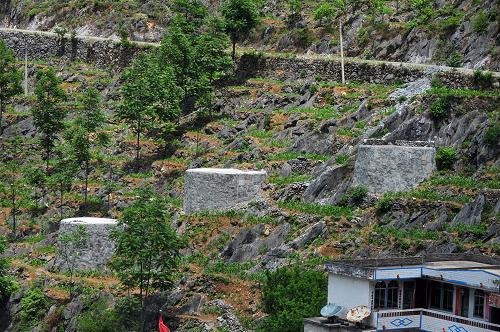 在廣西田林縣浪平鄉(xiāng)江垌村,家庭水柜建在村民的家前屋后(5月7日攝)。新華社記者 黃孝邦 攝
