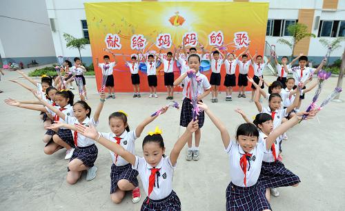 5月11日,在廣西南寧市鳳翔路小學(xué),孩子們?cè)?#8220;獻(xiàn)給媽媽的歌”母親節(jié)主題活動(dòng)中齊唱《跪羊圖》。當(dāng)日,廣西南寧市鳳翔路小學(xué)舉行“獻(xiàn)給媽媽的歌”母親節(jié)主題活動(dòng),孩子們歡聚一堂講述《羔羊跪乳》的故事,朗誦古詩(shī)《游子吟》,每一位學(xué)生還給自己的媽媽獻(xiàn)上鮮花,祝媽媽節(jié)日快樂(lè)。新華社記者 陸波岸 攝