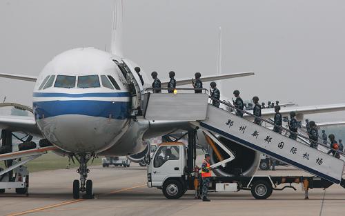 5月29日,高原駐訓(xùn)官兵正在快速登機。 近年來,空軍在動用民航運力運送部隊人員、物資和裝備上進(jìn)行了積極探索,積累了一定經(jīng)驗。下一步,他們將采取在國有大型航空公司抽組預(yù)備役航空運輸機隊、派駐軍代表等措施,進(jìn)一步增強軍地一體的航空運輸能力。新華社記者 李剛 攝