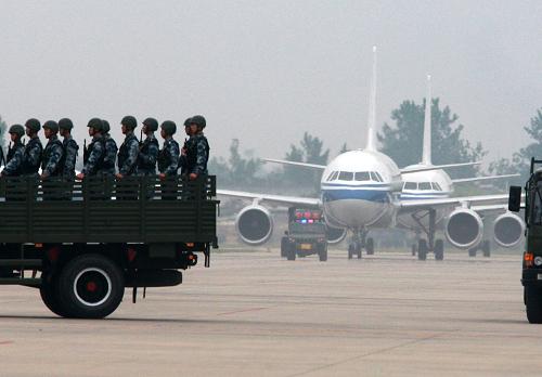 5月29日,高原駐訓(xùn)官兵準(zhǔn)備搭乘民航機動。 新華社記者 李剛 攝