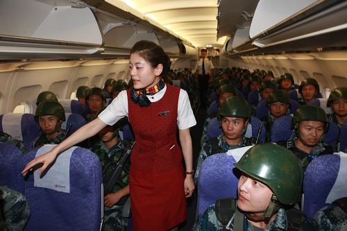5月29日,高原駐訓(xùn)官兵正在搭乘民航實施機動。新華社記者 李剛 攝
