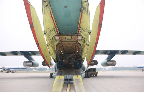5月29日,空軍貨機裝載重型裝備,同步保障高原駐訓(xùn)部隊機動。 新華社記者 李剛 攝
