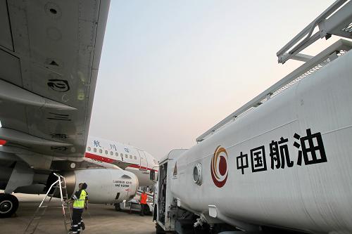江蘇南通興東機場工作人員為四川航空公司一架飛機加油(5月5日攝)。據(jù)國家發(fā)改委通知,自6月1日零時起,航空煤油銷售價格由每噸7976元下調(diào)至7509元。根據(jù)現(xiàn)行價格聯(lián)動機制,民航局也向各航空公司下發(fā)通知,5日內(nèi)各航空公司將根據(jù)航線情況對燃油附加費進行相應(yīng)下調(diào)。預(yù)計800公里以上航線的燃油附加費將由150元下調(diào)至130元,800公里(含800公里)以下航線的燃油附加費將由80元下調(diào)為70元。新華社發(fā)(許叢軍 攝)