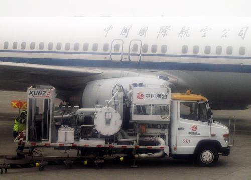 在北京首都國際機場,工作人員在為一架客機加注燃油(5月21日攝)。 新華社發(fā)
