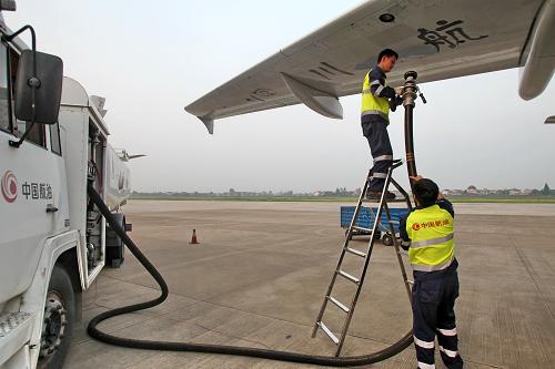 江蘇南通興東機場工作人員為四川航空公司一架飛機加油(5月5日攝)。新華社發(fā)(許叢軍 攝)
