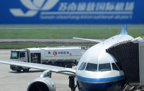 5月21日,在無錫蘇南碩放國際機場,一架客機準(zhǔn)備加油。新華社發(fā)