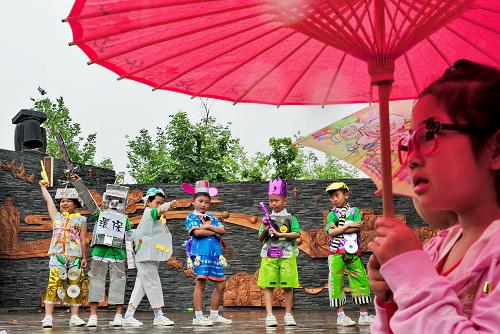 6月1日,秦皇島市燕秀里小學(xué)學(xué)生在進行環(huán)保時裝秀表演。新華社記者 楊世堯 攝