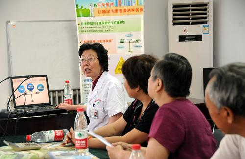 6月4日,在河北省邯鄲市羅城頭街道社區(qū)衛(wèi)生服務(wù)中心“馬曉云健康小屋”,主任醫(yī)師馬曉云在為居民講解糖尿病知識(shí)。馬曉云從邯鄲市中心醫(yī)院退居二線后來到這個(gè)社區(qū)開設(shè)了健康小屋,小屋每月上課一次,每次課程連續(xù)5天,設(shè)有知識(shí)講座以及飲食、運(yùn)動(dòng)治療等課程。新華社記者 鞏志宏 攝