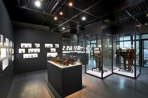 這是5月31日拍攝的博物館內(nèi)一角。在第七個中國文化遺產(chǎn)日到來之際,上海老相機(jī)制造博物館即將于6月9日在上海市重慶南路308號黃浦區(qū)文化局第二文化館正式對社會公眾免費(fèi)開放。該博物館內(nèi)設(shè)中國老相機(jī)制造廠家專區(qū)、全機(jī)械120雙反(膠片)相機(jī)“海鷗”4A-109型工藝技術(shù)專區(qū)、攝影留念群體雕塑群、珍貴收藏相機(jī)展區(qū)、全機(jī)械120雙反(膠片)相機(jī)“海鷗”4A-109型整套傳統(tǒng)裝配作業(yè)線展示等,旨在向公眾演繹相機(jī)的文化內(nèi)涵和歷史記憶。新華社發(fā)