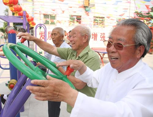 6月4日,在山東濱州市博興縣曹王鎮(zhèn)西孫村“中老年活動中心”廣場,孫肇銀(右一)和鄉(xiāng)親們一起使用健身器材鍛煉身體。 日前,由一位鄉(xiāng)村老醫(yī)生開設(shè)的山東濱州市博興縣曹王鎮(zhèn)西孫村“中老年活動中心”正式落成并免費(fèi)向鄉(xiāng)親們開放。這座“中老年活動中心”占地1200平方米,設(shè)室內(nèi)跑步機(jī)、踏步機(jī)、舉重啞鈴、室外籃球架、乒乓球桌等20余種健身器材。這位鄉(xiāng)村醫(yī)生就是西孫村今年77歲的孫肇銀,他熱衷公益事業(yè),從醫(yī)50多年來,他一直堅(jiān)持為村里及附近村莊臥病在床的老人義務(wù)巡診,被鄉(xiāng)親們稱為“公益大夫”。新華社發(fā)(陳彬 攝)