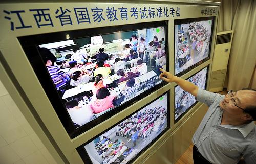 6月5日,位于南昌市西湖區(qū)的南昌一中考點一名工作人員在介紹網(wǎng)絡視頻監(jiān)控系統(tǒng)。新華社記者 周科 攝