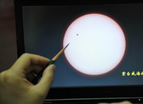6月6日,因南京陰雨,紫金山天文臺的專家對外地觀測點傳來的金星凌日圖片進行分析研究。當日,中科院紫金山天文臺各觀測點對金星凌日這一罕見天象進行了觀測研究。此次天象在我國各地都可以看到,其中在東部可見到完整凌日過程,西部地區(qū)則可見太陽“帶凌而出”。金星將影子投在太陽圓面上,緩慢地從明亮的日面上經過,這種天象稱為“金星凌日”。由于日面被金星遮擋,因此,“金星凌日”也被看做是一次“小日食”。上一次“金星凌日”是2004年6月8日,下次要等到2117年12月11日,距今105.5年。新華社記者 孫參 攝