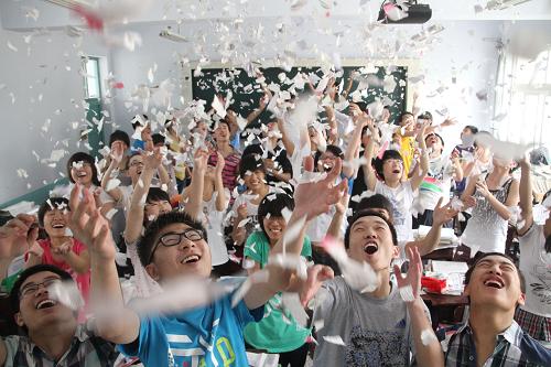 6月6日,山東濱州市博興縣第一中學(xué)的高三考生扔起碎紙屑,盡情釋放考前壓力。新華社發(fā)(陳彬 攝)