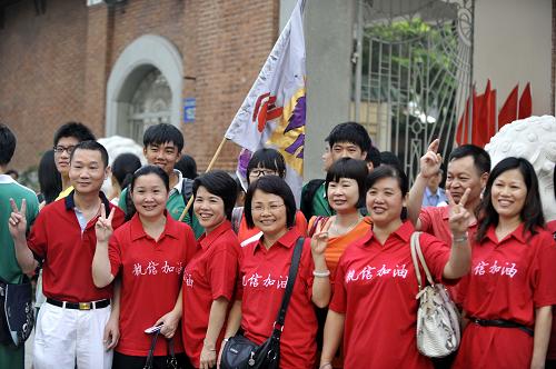 6月7日,在廣州執(zhí)信中學(xué)考點(diǎn)門口,家長(zhǎng)助威團(tuán)在為考生助威。新華社記者 陳曄華 攝