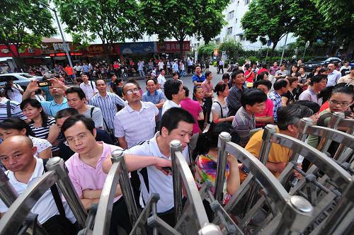6月7日,家長(zhǎng)在廣西南寧市第十四中考場(chǎng)外目送考生進(jìn)入考場(chǎng)。當(dāng)日是2012年全國(guó)高考第一天,共有約915萬(wàn)名考生報(bào)名參加考試。新華社記者 黃孝邦 攝