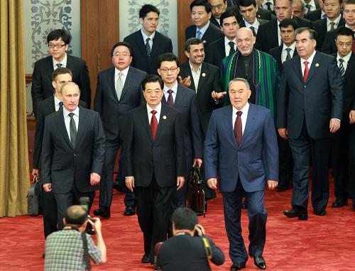 6月7日,上海合作組織成員國元首理事會第十二次會議大范圍會談在北京人民大會堂舉行,國家主席胡錦濤作為主席國元首主持會議并發(fā)表重要講話。這是胡錦濤等步入會場。新華社記者 龐興雷 攝