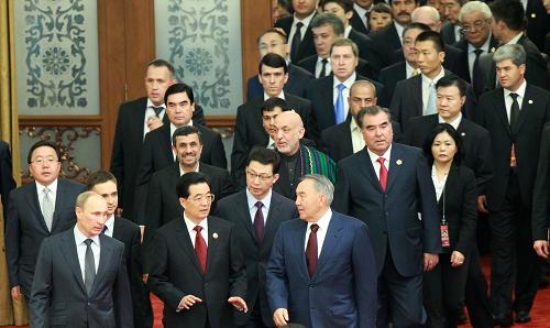 6月7日,上海合作組織成員國元首理事會第十二次會議大范圍會談在北京人民大會堂舉行,國家主席胡錦濤作為主席國元首主持會議并發(fā)表重要講話。這是胡錦濤等步入會場。新華社記者 龐興雷 攝
