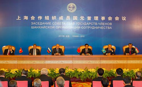 6月7日,出席上海合作組織成員國(guó)元首理事會(huì)第十二次會(huì)議的各成員國(guó)元首在北京人民大會(huì)堂共同會(huì)見(jiàn)記者。新華社記者 王曄 攝