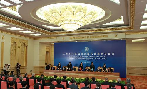 6月7日,出席上海合作組織成員國(guó)元首理事會(huì)第十二次會(huì)議的各成員國(guó)元首在北京人民大會(huì)堂出席相關(guān)文件簽字儀式。 新華社記者 丁林?jǐn)z