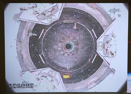 6月18日拍攝的北京航天飛控中心大屏幕顯示的神九飛船與天宮一號交會對接的畫面。 新華社記者王永卓攝