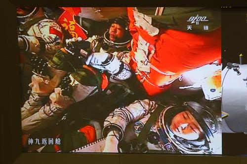 6月18日拍攝的北京航天飛控中心大屏幕顯示的神九飛船與天宮一號交會對接的畫面。 新華社記者查春明攝