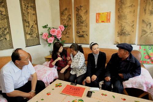 6月20日,方正集團副總裁魏亞歐(右二)等來到青海省互助縣威遠(yuǎn)鎮(zhèn)安定村,看望已實施手術(shù)的患者周桂琴(右三)。自2010年以來,方正集團捐資設(shè)立“方正健康發(fā)展基金”,計劃到2014年,每年向中國婦女發(fā)展基金會捐贈500萬元,用于推動“貧困母親兩癌(宮頸癌、乳腺癌)救助”項目,至今已有青海、新疆、云南、西藏、陜西5個省區(qū)的近500名貧困母親獲得救助。新華社記者 李明放 攝