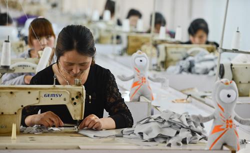 6月19日,工作人員制作倫敦奧運(yùn)會(huì)吉祥物文洛克。新華社記者 楊磊 攝