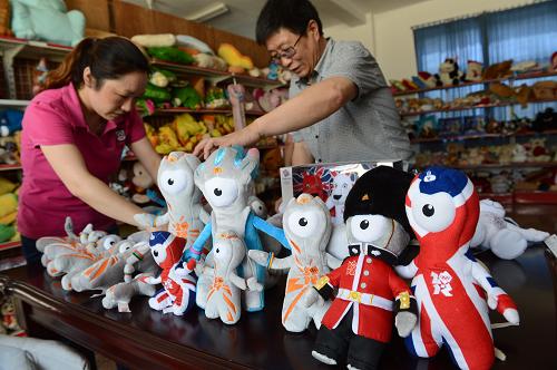6月19日,兩名工作人員在整理倫敦奧運(yùn)會(huì)和殘奧會(huì)吉祥物樣品。新華社記者 楊磊 攝