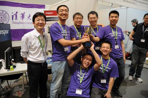 6月20日,在德國漢堡,中國清華大學(xué)代表隊(duì)獲得“ISC12全球大學(xué)生超級計(jì)算機(jī)競賽”總冠軍。當(dāng)日,“ISC12全球大學(xué)生超級計(jì)算機(jī)競賽”在德國漢堡落下帷幕,中國清華大學(xué)和國防科技大學(xué)分別獲得競賽總冠軍和最高計(jì)算性能獎,德國卡爾斯魯厄理工學(xué)院憑借超高的網(wǎng)絡(luò)人氣投票獲得最受歡迎獎。新華社記者 郭洋 攝