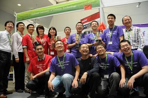6月20日,在德國漢堡,參加“ISC12全球大學(xué)生超級計(jì)算機(jī)競賽”的中國清華大學(xué)和國防科技大學(xué)師生得知競賽結(jié)果后合影。新華社記者 郭洋 攝
