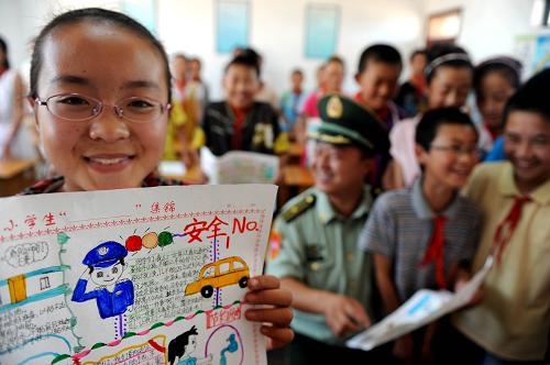 6月27日,青島周戈莊小學(xué)學(xué)生在展示自己制作的“安全從我做起”手抄報(bào)。暑假將至,青島即墨邊防大隊(duì)在轄區(qū)部分中小學(xué)校開(kāi)展“暑假安全從我做起”課外輔導(dǎo),傳授道路交通安全、詐騙預(yù)防、溺水救助等基本常識(shí),提醒同學(xué)們?cè)鰪?qiáng)安全意識(shí),遠(yuǎn)離危險(xiǎn)。新華社記者 李紫恒 攝