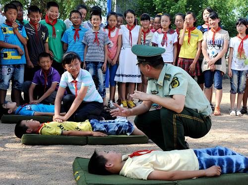 6月27日,警官叔叔在給同學(xué)們傳授溺水救護(hù)的基本技能。新華社記者 李紫恒 攝