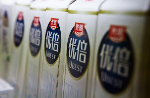 6月28日在上海一家大型超市內(nèi)拍攝的950ml光明優(yōu)倍牛奶。新華社發(fā)(鈕一新 攝)