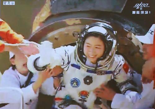 6月29日北京航天飛控中心大屏幕顯示,航天員劉洋出艙后揮手致意。 新華社記者王永卓攝