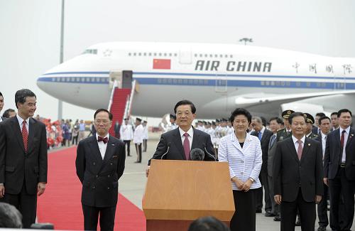 6月29日,中共中央總書記、國(guó)家主席、中央軍委主席胡錦濤乘專機(jī)抵達(dá)香港,將出席慶祝香港回歸祖國(guó)15周年大會(huì)暨香港特別行政區(qū)第四屆政府就職典禮。這是胡錦濤主席在機(jī)場(chǎng)發(fā)表講話。新華社記者 謝環(huán)馳 攝
