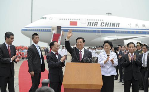 6月29日,中共中央總書記、國(guó)家主席、中央軍委主席胡錦濤乘專機(jī)抵達(dá)香港,將出席慶祝香港回歸祖國(guó)15周年大會(huì)暨香港特別行政區(qū)第四屆政府就職典禮。這是胡錦濤主席向歡迎人群揮手致意。新華社記者 謝環(huán)馳 攝