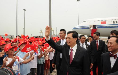 6月29日中午,中共中央總書記、國(guó)家主席、中央軍委主席胡錦濤乘專機(jī)抵達(dá)香港,將出席慶祝香港回歸祖國(guó)15周年大會(huì)暨香港特別行政區(qū)第四屆政府就職典禮。這是胡錦濤主席向歡迎人群揮手致意。 新華社記者劉建生攝