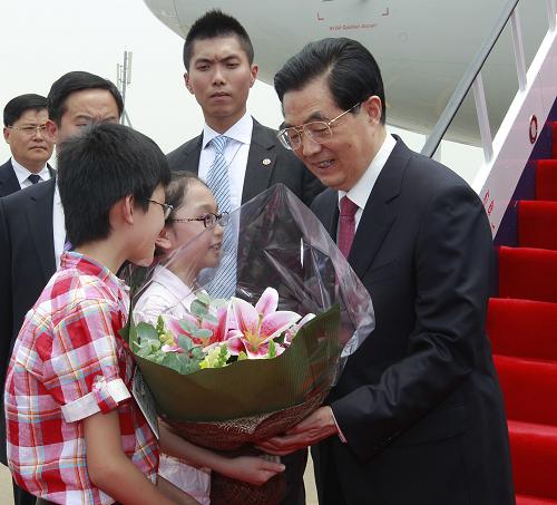 6月29日中午,中共中央總書記、國(guó)家主席、中央軍委主席胡錦濤乘專機(jī)抵達(dá)香港,將出席慶祝香港回歸祖國(guó)15周年大會(huì)暨香港特別行政區(qū)第四屆政府就職典禮。這是香港兒童向胡錦濤主席獻(xiàn)花。 新華社記者鞠鵬攝