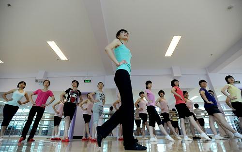 6月29日,一名學(xué)生在遼寧婦女會館暑假形體禮儀班里做示范。新華社發(fā)(張文魁 攝)