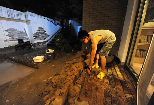 7月30日,銀川市凱威觀湖壹號(hào)小區(qū)內(nèi),家住一樓的居民在門外搭建防水堤。 新華社記者 彭昭之 攝