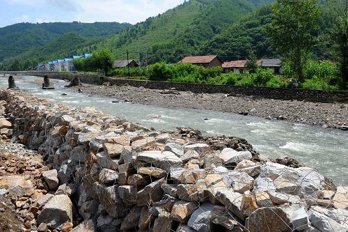 大量鐵絲籠緊急鋪設(shè)在臨江市六道溝鎮(zhèn)(7月30日攝)。新華社記者 林宏 攝