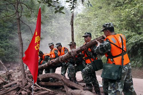 7月31日,武警云南總隊(duì)普洱支隊(duì)官兵在云南省景谷縣正興鎮(zhèn)展開救援。當(dāng)日5時(shí)左右,云南省普洱市景谷縣因強(qiáng)降雨,導(dǎo)致該縣正興鎮(zhèn)和威遠(yuǎn)鎮(zhèn)發(fā)生洪澇災(zāi)害,截至8月1日9時(shí),已確認(rèn)4人遇難,10人失蹤。新華社發(fā)(呂金強(qiáng) 攝)