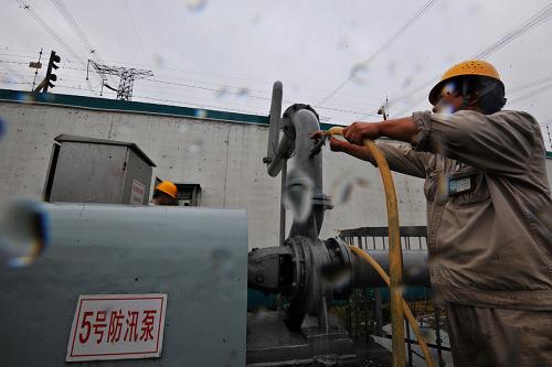 7月31日,天津市電力公司員工在北郊500千伏變電站內(nèi)檢查防汛設(shè)施。連日來(lái),天津地區(qū)持續(xù)降雨考驗(yàn)著城市電力保障系統(tǒng),天津主電網(wǎng)運(yùn)行維護(hù)檢修公司組織人員對(duì)所轄70座220千伏及以上變電站加強(qiáng)設(shè)備巡視、監(jiān)測(cè)和防汛設(shè)施檢查,確保主網(wǎng)安全度汛。新華社發(fā)(李津 攝)